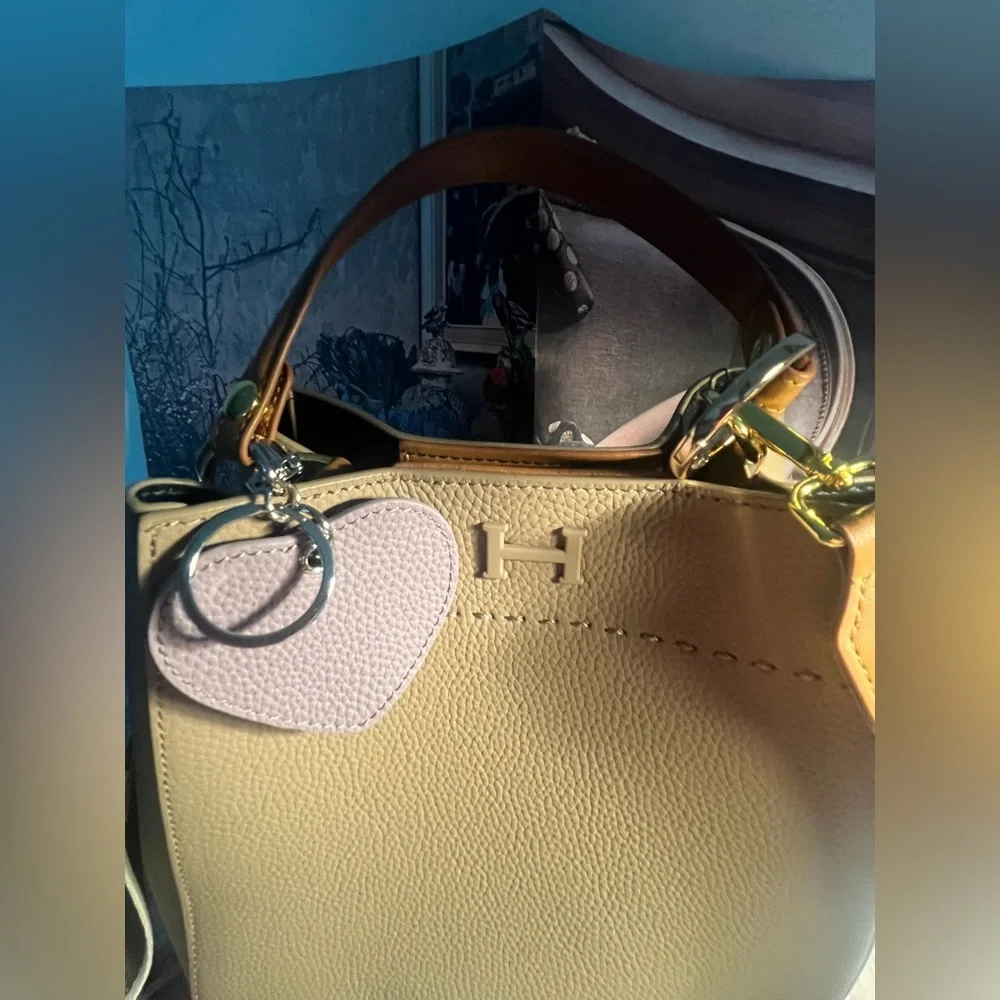 Elegant Tan  Handbag with 🩷 charm - perfect for the fall season ! 🍂🍂🍁🍁🍁🍁 - Picture 2 of 13